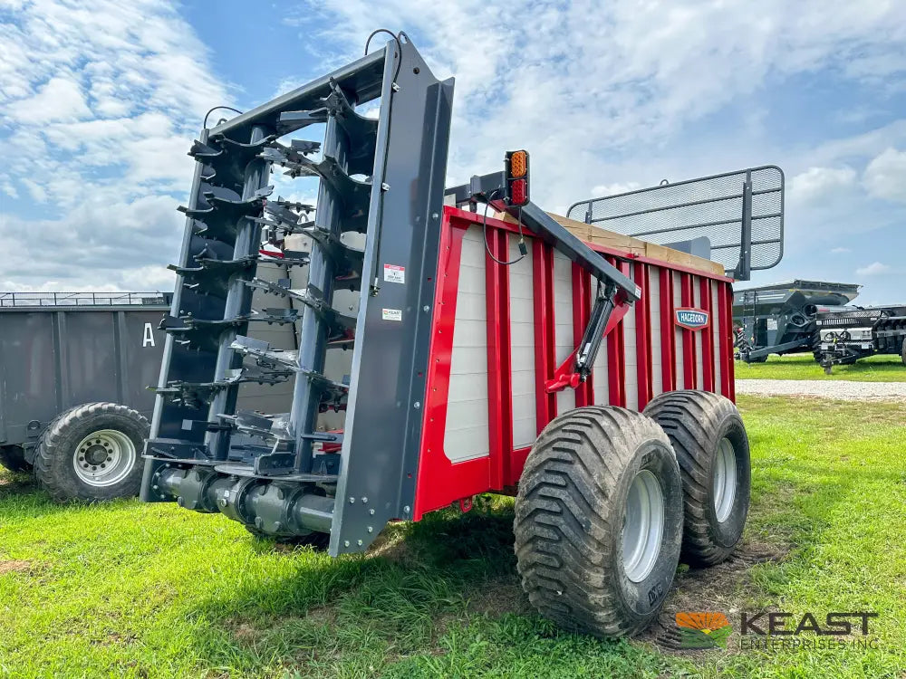 Hagedorn 5440 Manure Spreader 684 Cu Ft Heaped Capacity 500/50R22.5 Tires Manure Spreaders