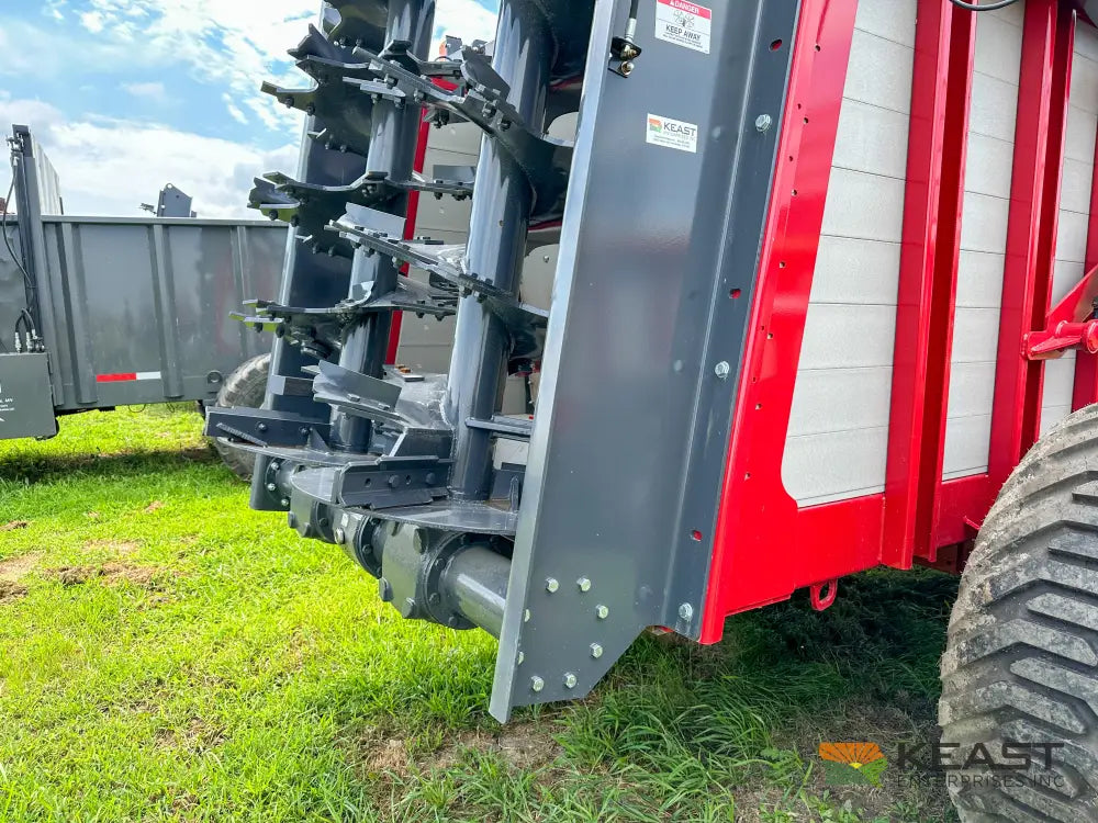 Hagedorn 5440 Manure Spreader 684 Cu Ft Heaped Capacity 500/50R22.5 Tires Manure Spreaders