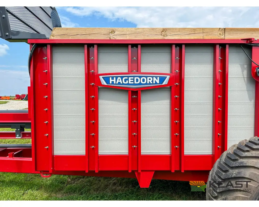 Hagedorn 5440 Manure Spreader 684 Cu Ft Heaped Capacity 500/50R22.5 Tires Manure Spreaders