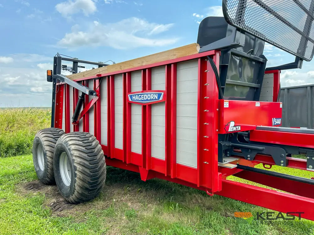 Hagedorn 5440 Manure Spreader 684 Cu Ft Heaped Capacity 500/50R22.5 Tires Manure Spreaders