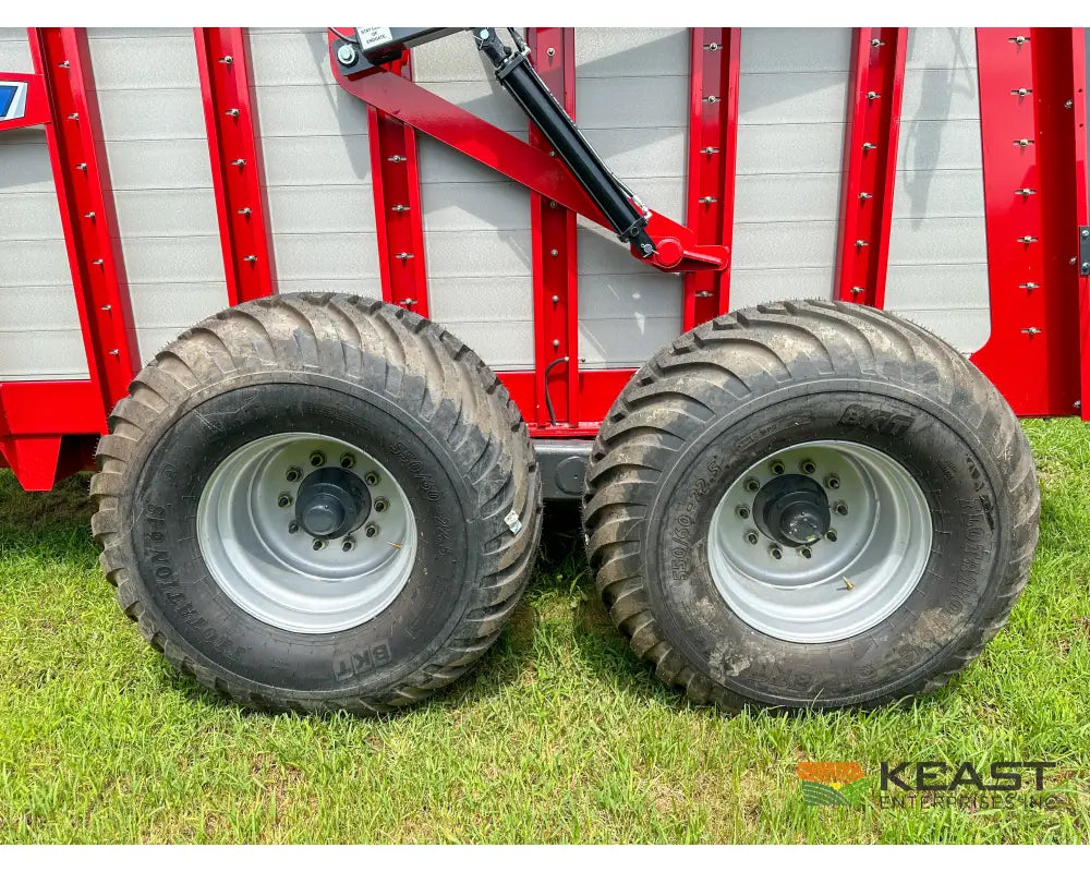 Hagedorn 5440 Manure Spreader 684 Cu Ft Heaped Capacity 500/50R22.5 Tires Manure Spreaders