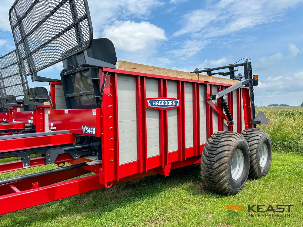 Hagedorn 5440 Manure Spreader 684 Cu Ft Heaped Capacity 500/50R22.5 Tires Manure Spreaders