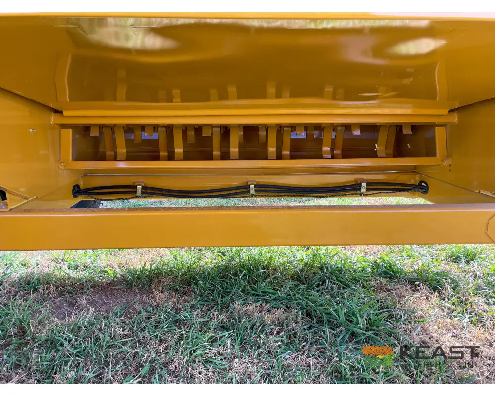 Haybuster 2660 Bale Processor 2 Bale Capacity Hydraulic Deflector Bale Processors