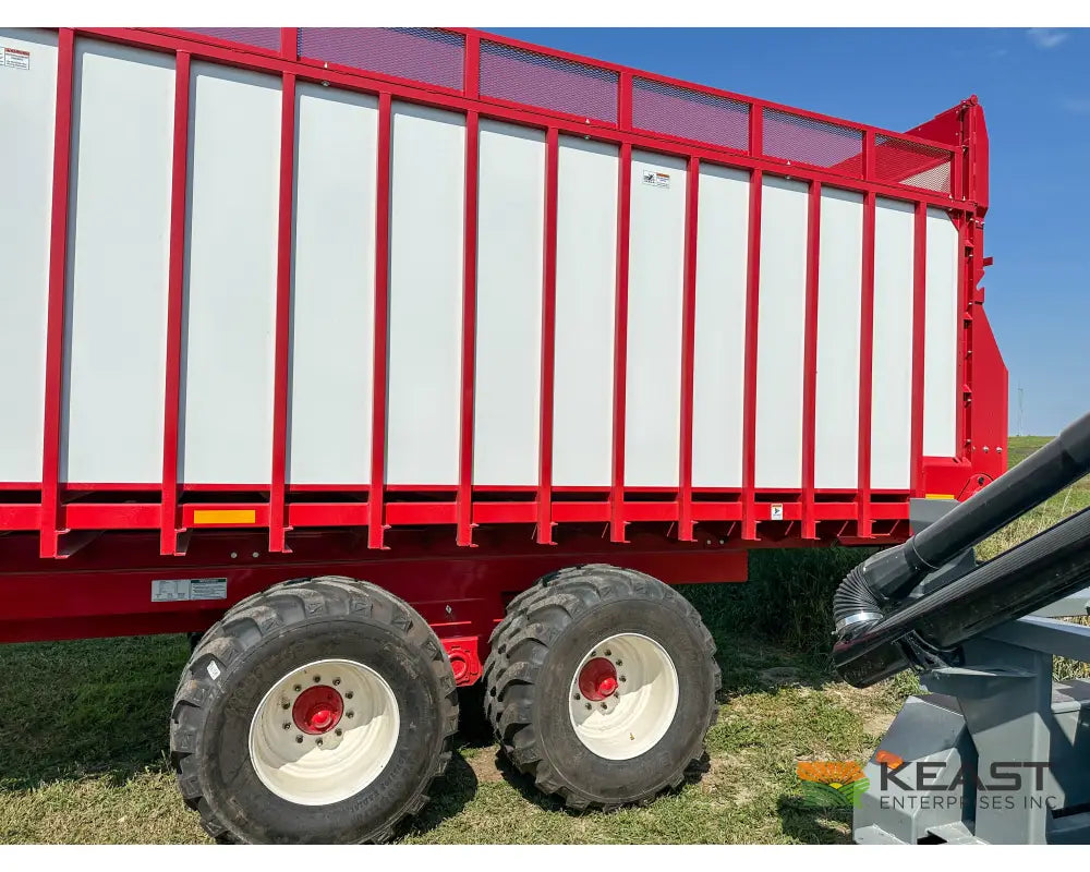 Meyer 8124RT Chainfloor Forage Trailer Rear Unload High Gate Forage Trailers