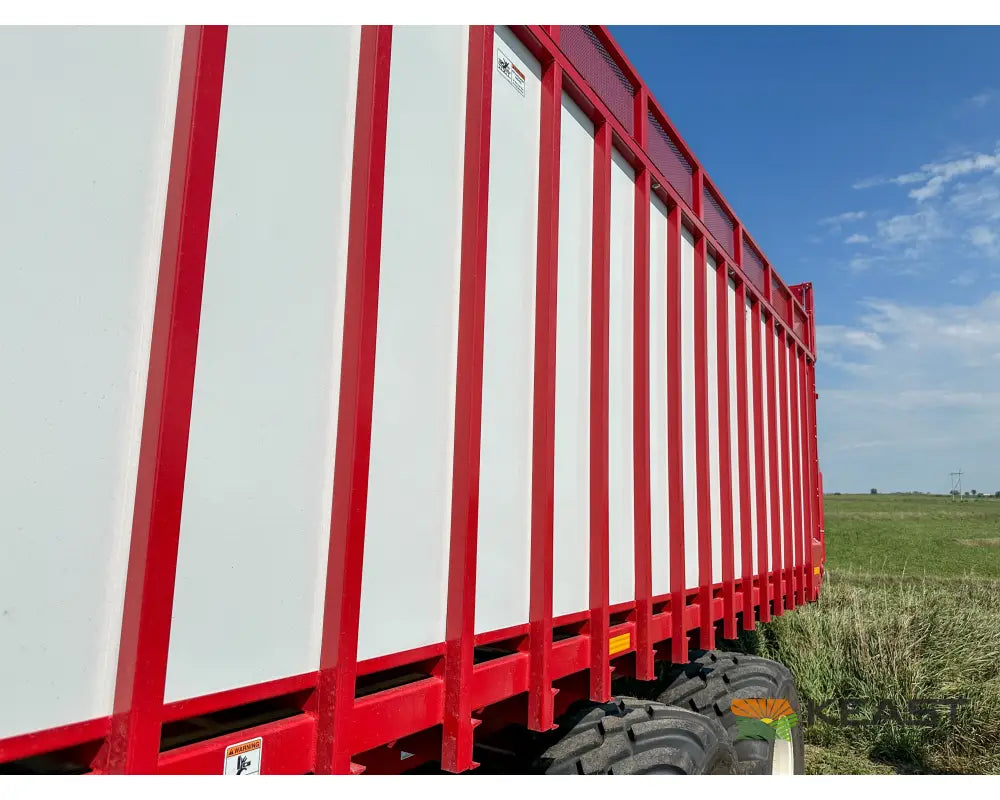 Meyer 8124RT Chainfloor Forage Trailer Rear Unload High Gate Forage Trailers