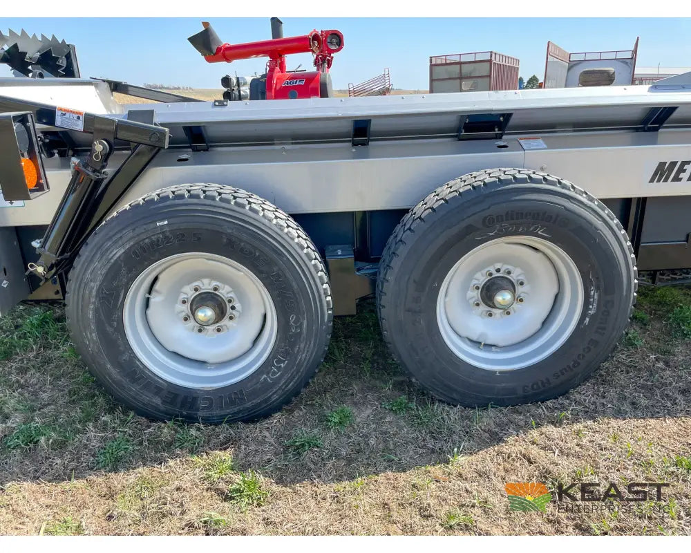 Meyers M350 Manure Spreader 162 Cu Ft Capacity Struck Poly Floor Horizontal Beaters Manure Spreaders