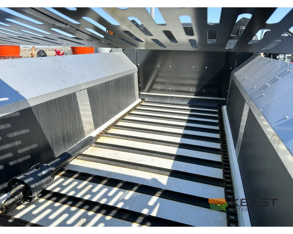 Meyers VB185 Manure Spreader 185 Cu Ft Capacity Struck Poly Floor Manure Spreaders