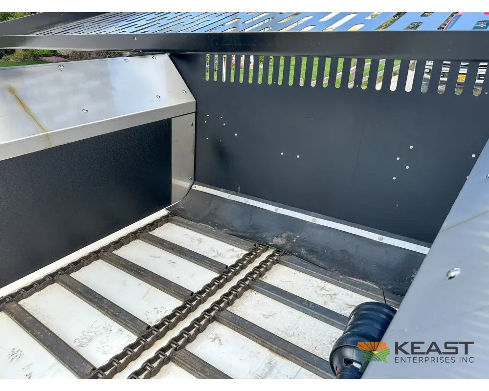 Meyers VB280 Manure Spreader - 280 Cu Ft Capacity Struck Poly Box Manure Spreaders