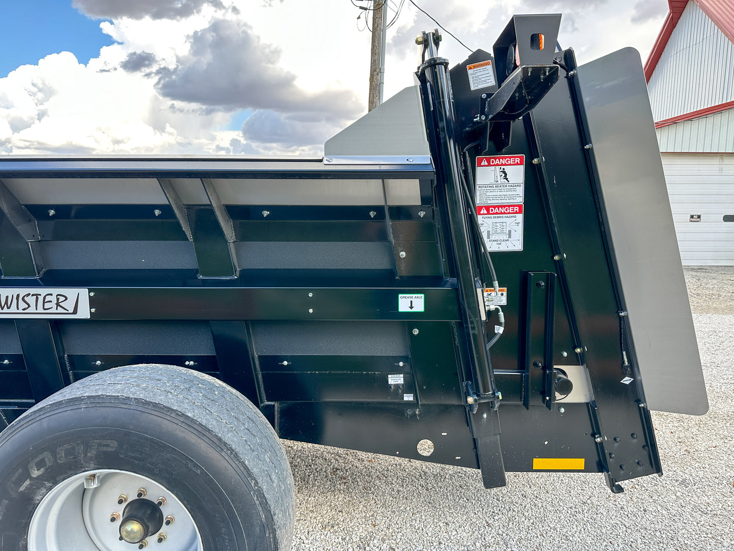 Meyers VB280 Manure Spreader - 280 Cu Ft Capacity Struck, Poly Box