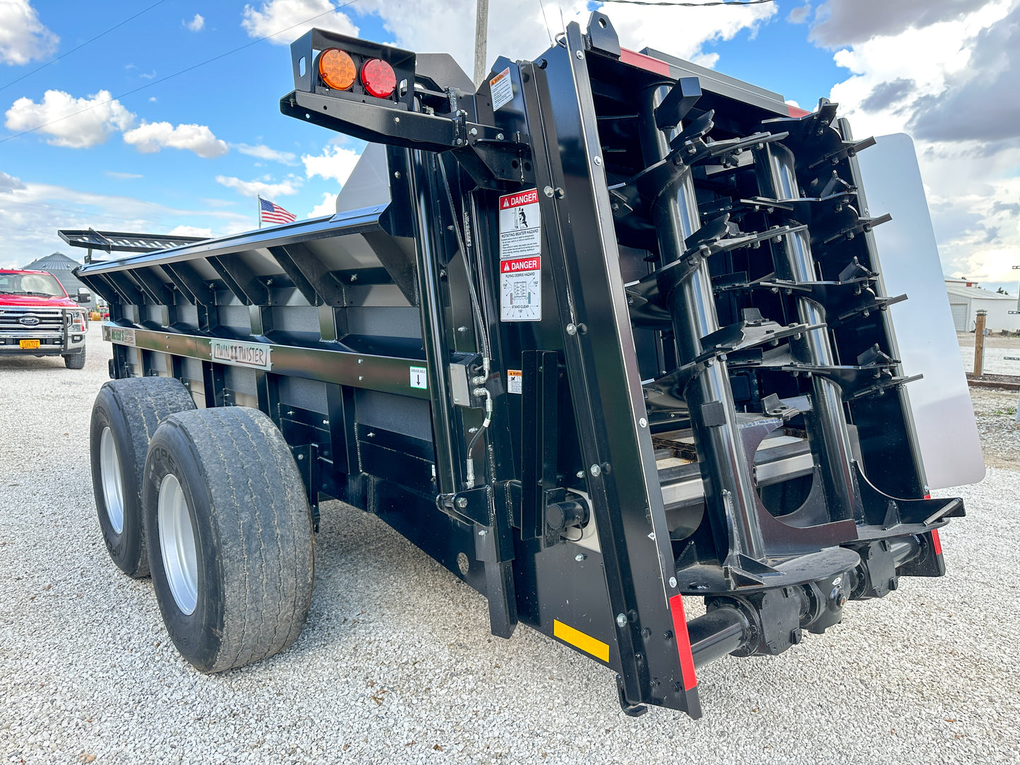 Meyers VB280 Manure Spreader - 280 Cu Ft Capacity Struck, Poly Box