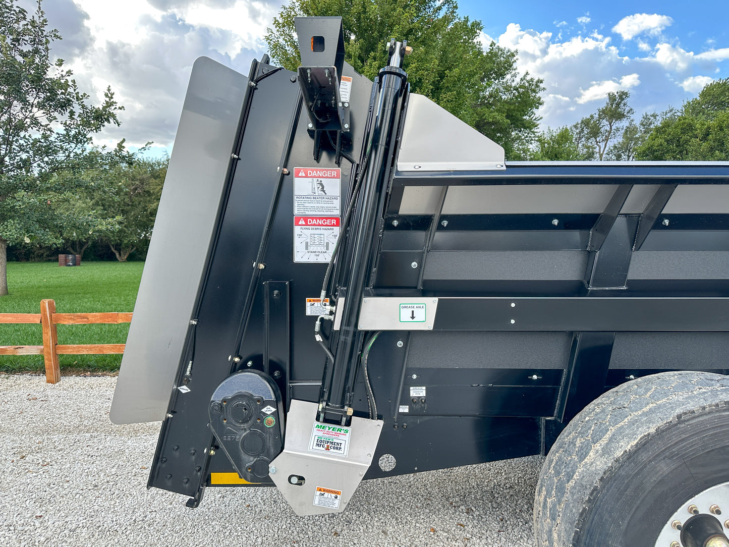 Meyers VB280 Manure Spreader - 280 Cu Ft Capacity Struck, Poly Box