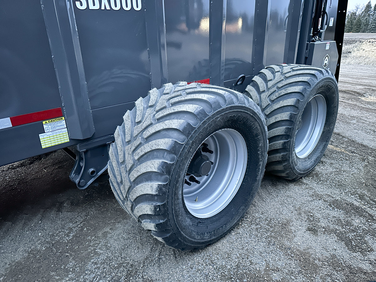 Artex SBX600 Vertical Beater Manure Spreader, 520 cu ft Struck