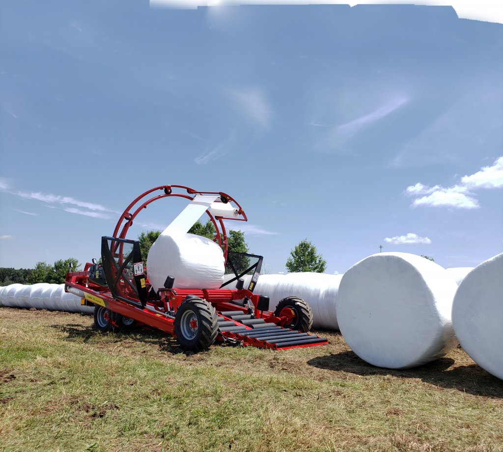 Anderson Fusion720 Xtractor handling an individual round bale
