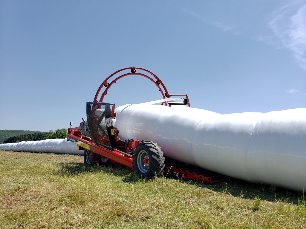 Anderson Fusion720 Xtractor wrapping round bales in a continuous row
