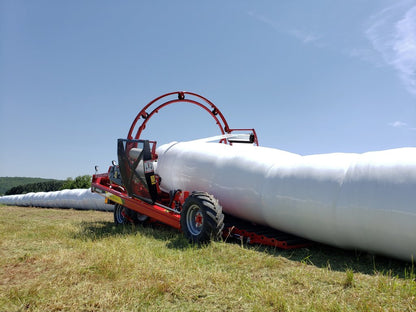 Anderson Fusion720 Xtractor wrapping round bales in a continuous row