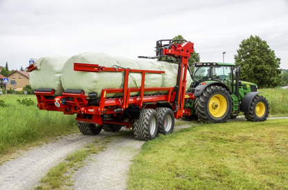 Anderson RBMPRO 1400 carrying wrapped round bales on its tandem trailer