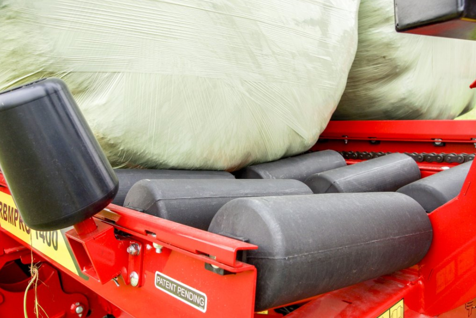 Anderson RBMPRO 1400 cushioned roller bed supporting wrapped bales