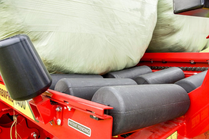 Anderson RBMPRO 1400 cushioned roller bed supporting wrapped bales