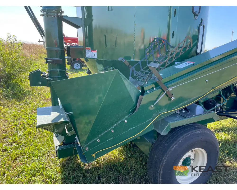 Art’s Way 6105 Cattle Maxx – 105 Bushel Tank 20’’ Roller Mill Feed Auger Grinder Mixers