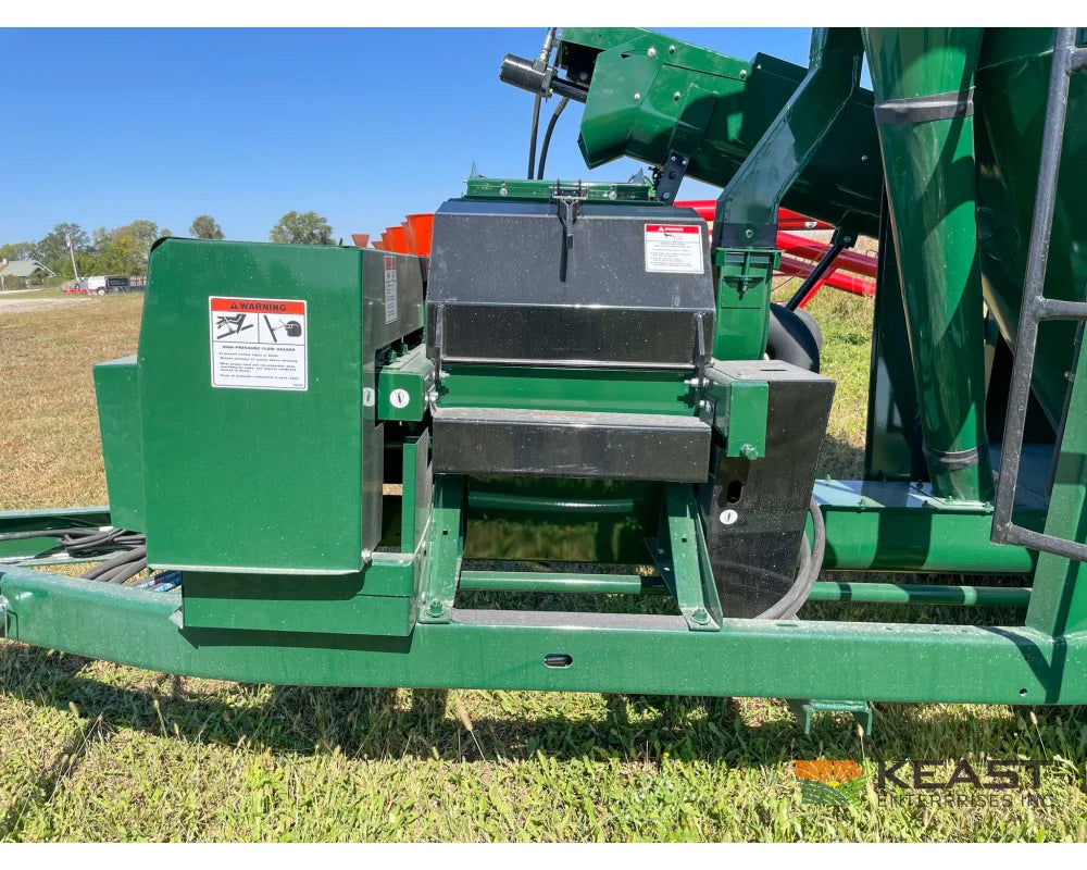 Art’s Way 6105 Cattle Maxx – 105 Bushel Tank 20’’ Roller Mill Feed Auger Grinder Mixers
