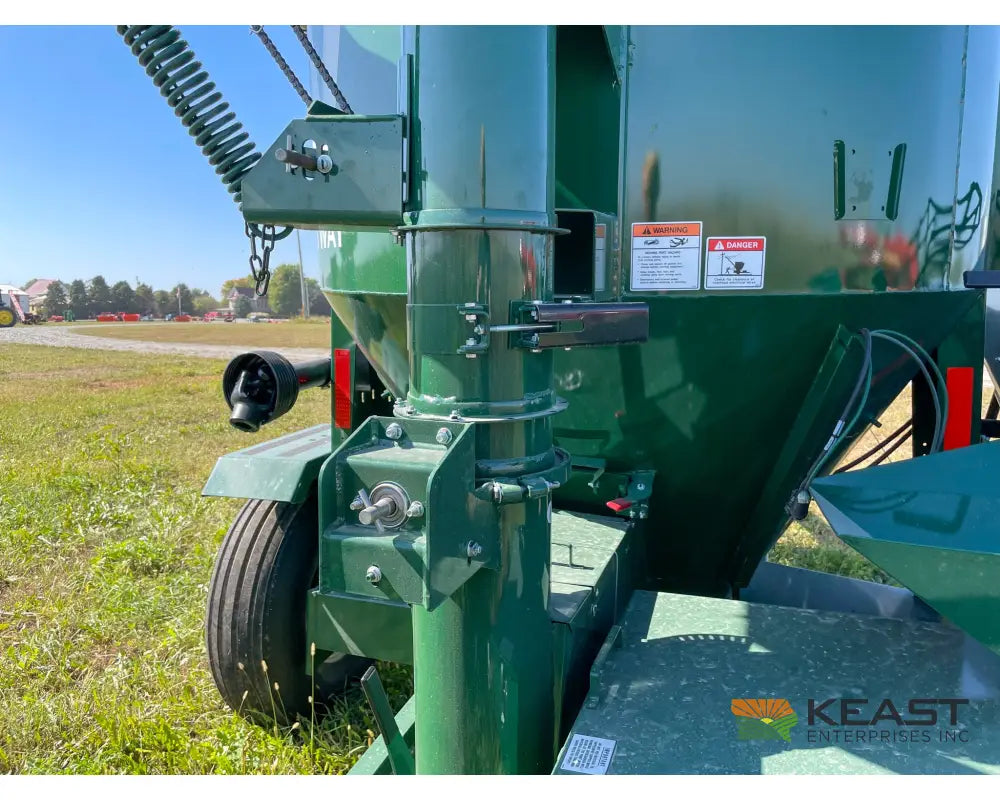 Art’s Way 6105 Cattle Maxx – 105 Bushel Tank 20’’ Roller Mill Feed Auger Grinder Mixers