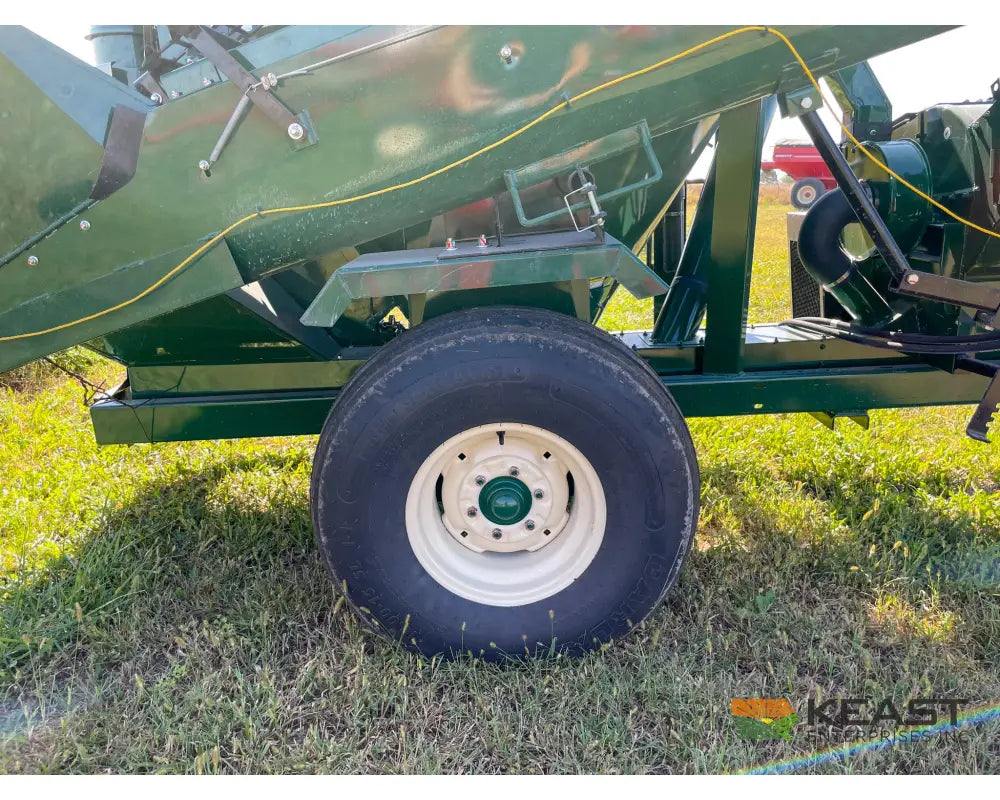 Art’s Way 6105 Cattle Maxx – 105 Bushel Tank 20’’ Roller Mill Feed Auger Grinder Mixers