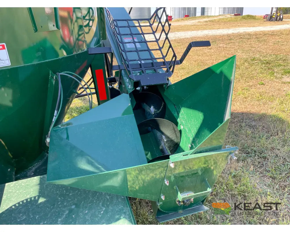 Art’s Way 6105 Cattle Maxx – 105 Bushel Tank 20’’ Roller Mill Feed Auger Grinder Mixers