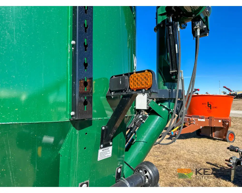 Art’s Way 7165 Grinder Mixer – 165 Bushel Tank 30’’ Roller Mill Feed Auger Grinder Mixers