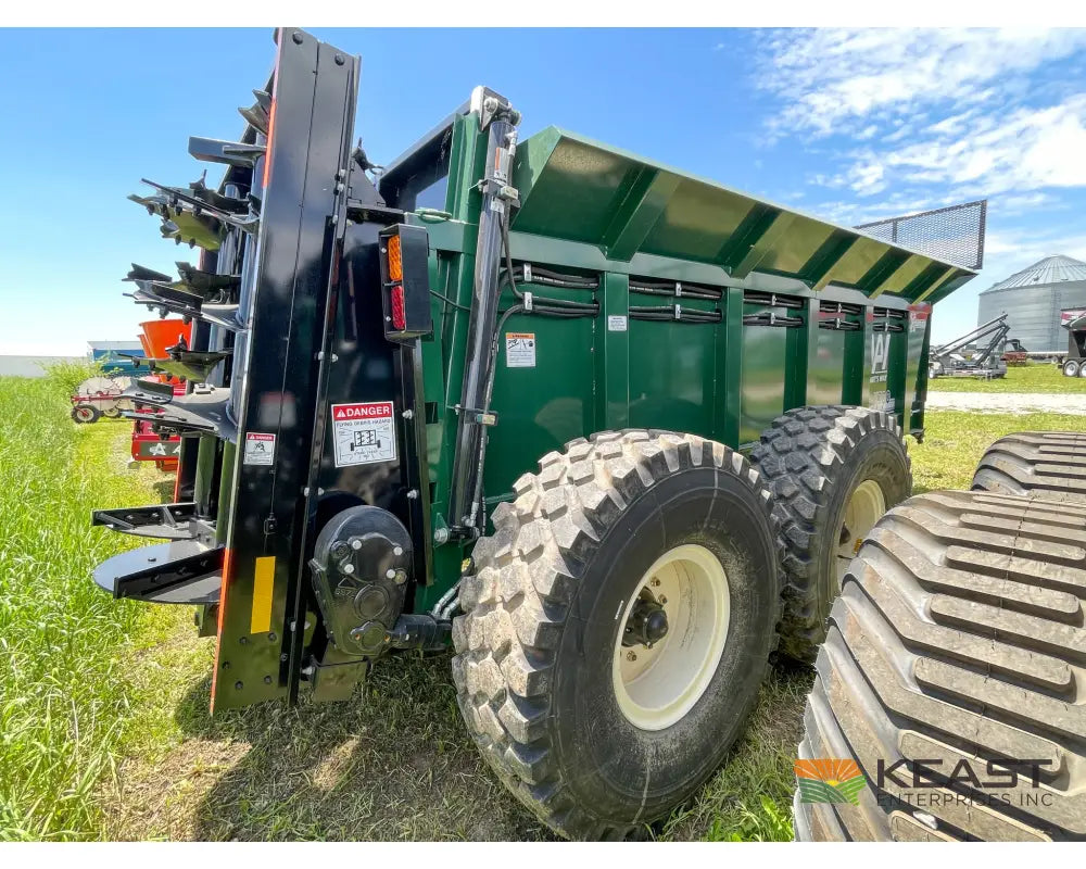 Art’s Way X700 Manure Spreader – 683 Cu Ft Heaped Capacity Vertical Beaters Manure Spreaders