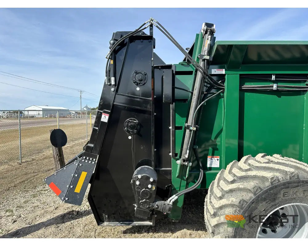 Art’s Way X900 Manure Spreader – 909 Cu Ft Heaped Capacity Vertical Beaters Manure Spreaders
