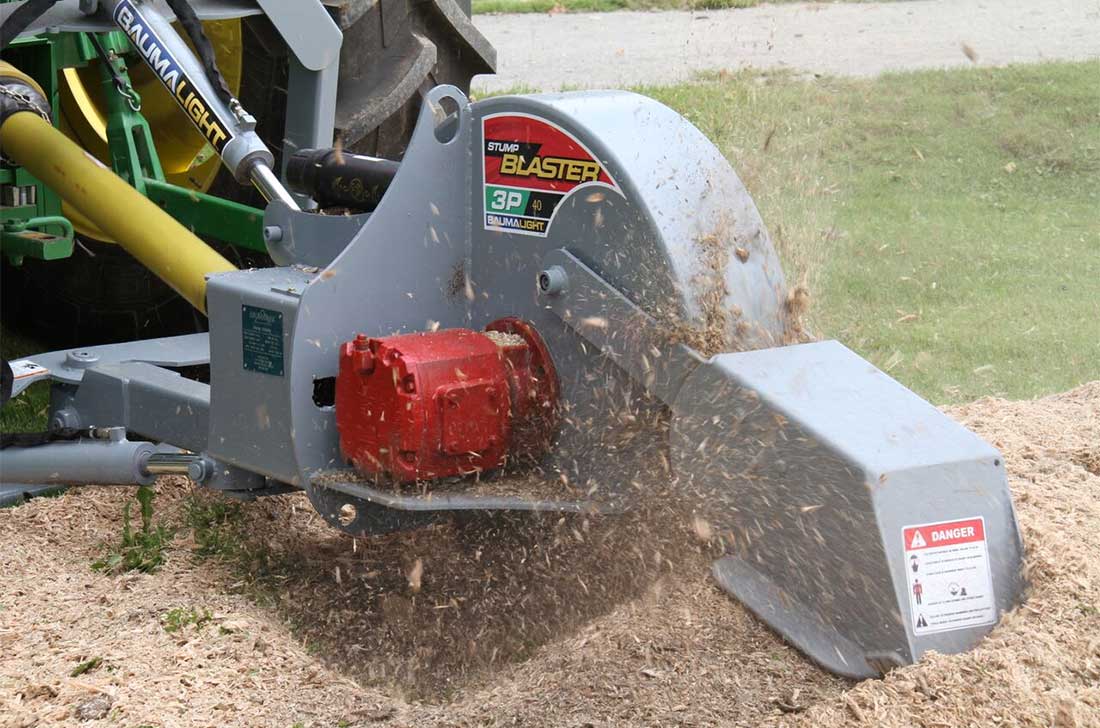 Baumalight 3P40 stump grinder drive housing and hydraulic linkage during stump grinding