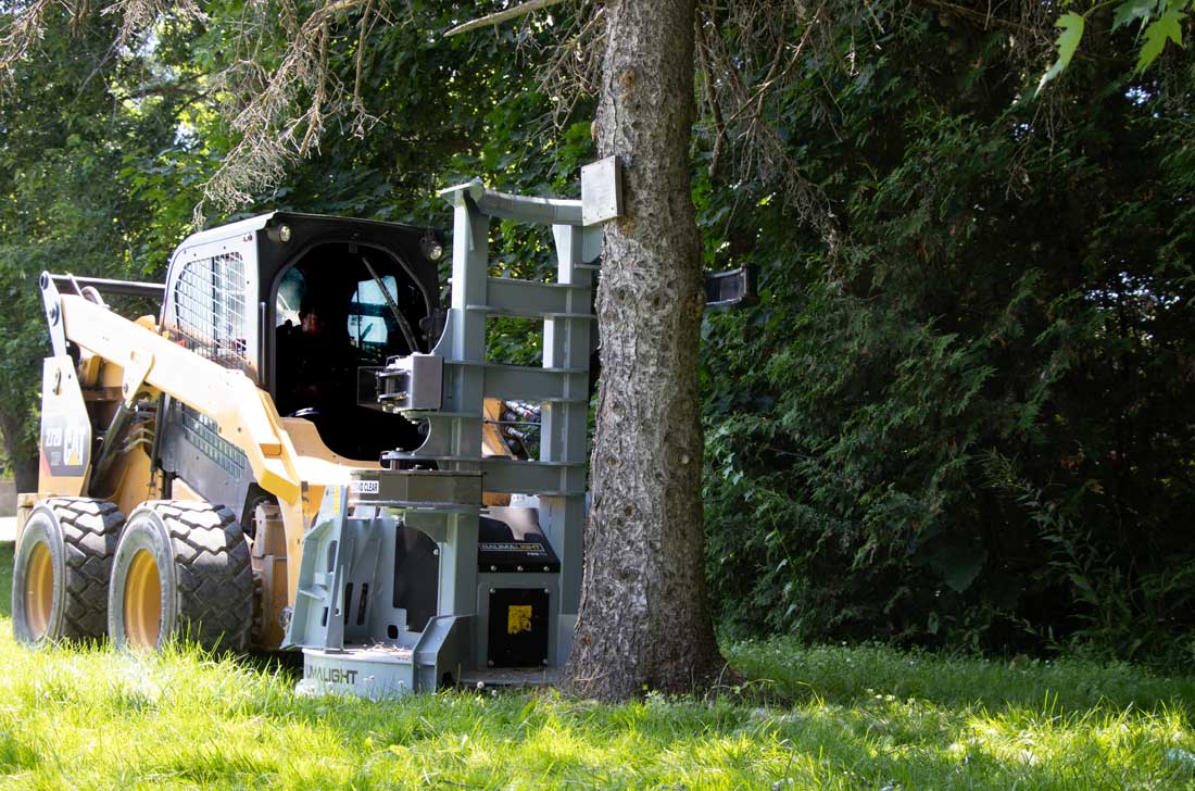 Baumalight FBS752 holding a tree at ground level, working view