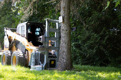 Baumalight FBS752 holding a tree at ground level, working view