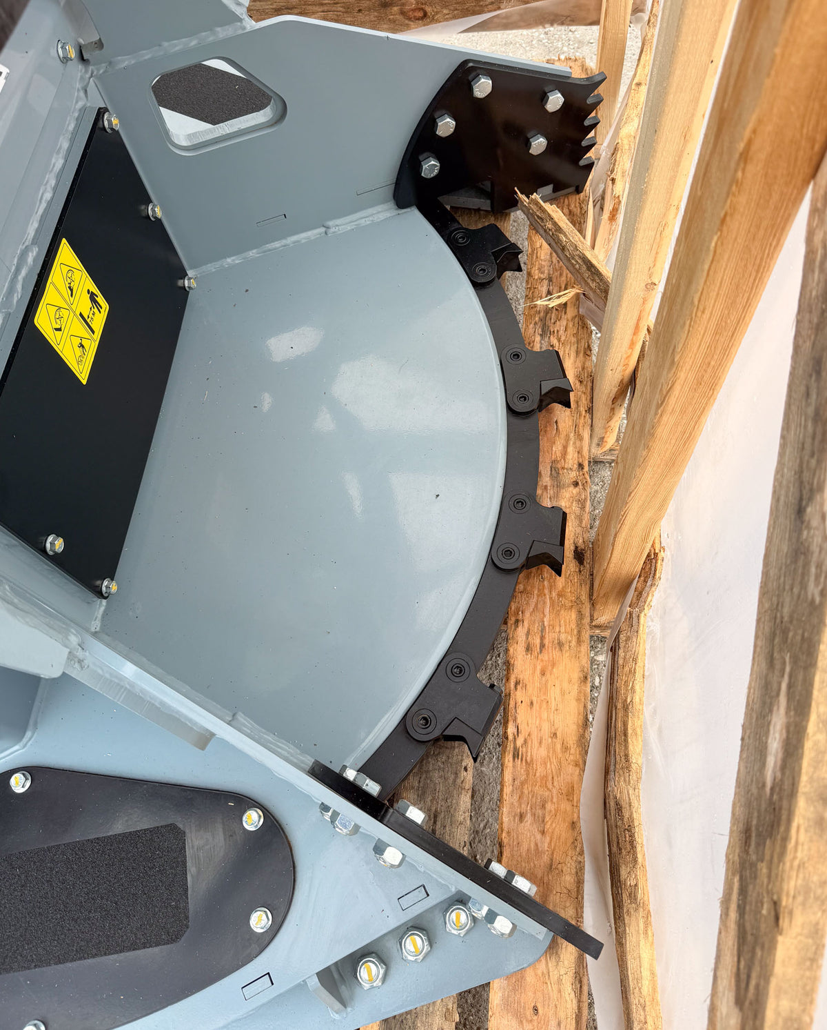 Baumalight FGS952 saw blade edge, cutting teeth and housing, close view