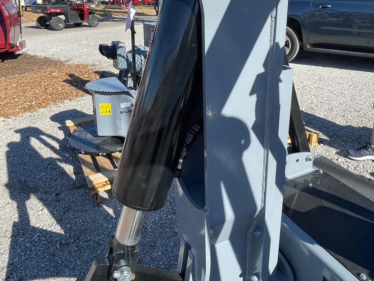 Baumalight ISR512 hydraulic cylinder and rod connection, close view