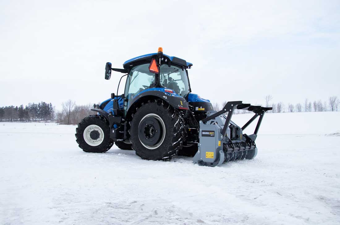 Tractor-mounted Baumalight MP972 with front door lowered