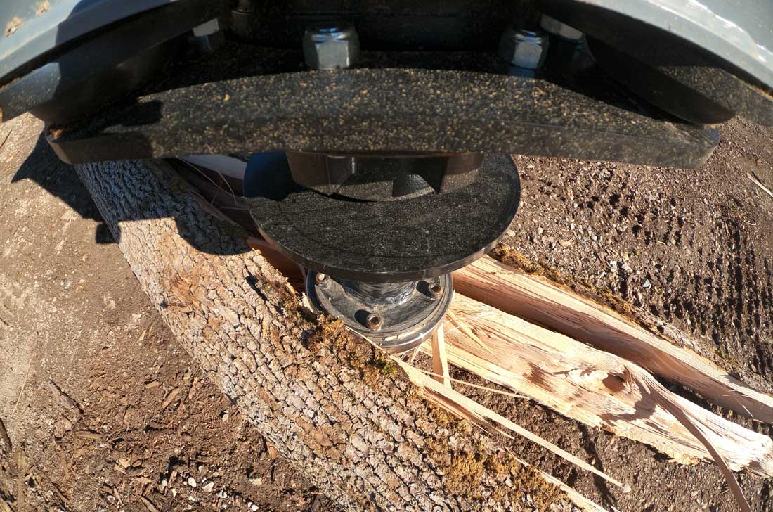 Baumalight RSS580 drive mount detail above a split log