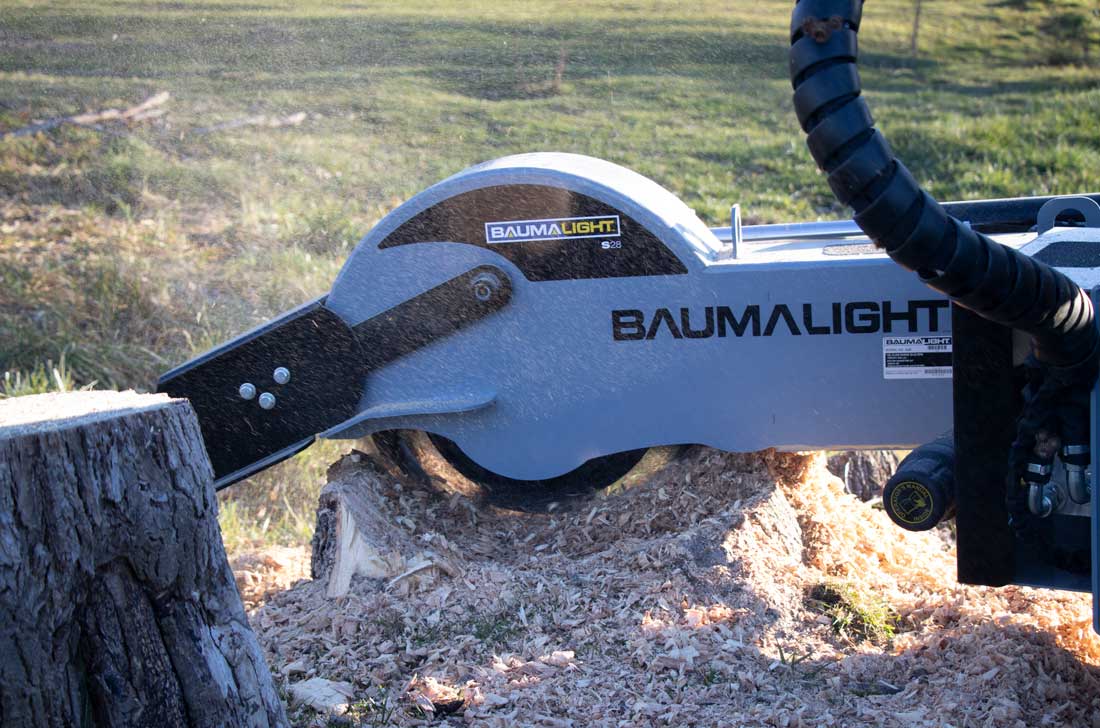 Baumalight S28 cutting wheel grinding a stump, close application view