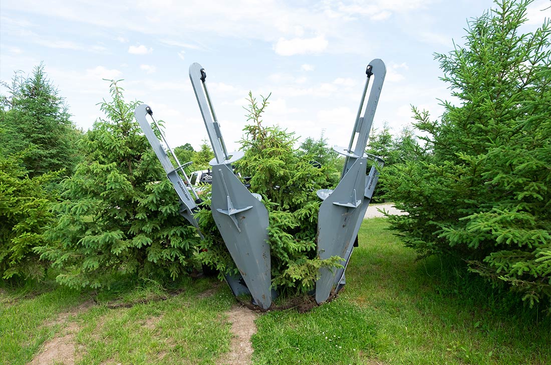 Baumalight TR650 tree spade with blades open during positioning; model reference photo