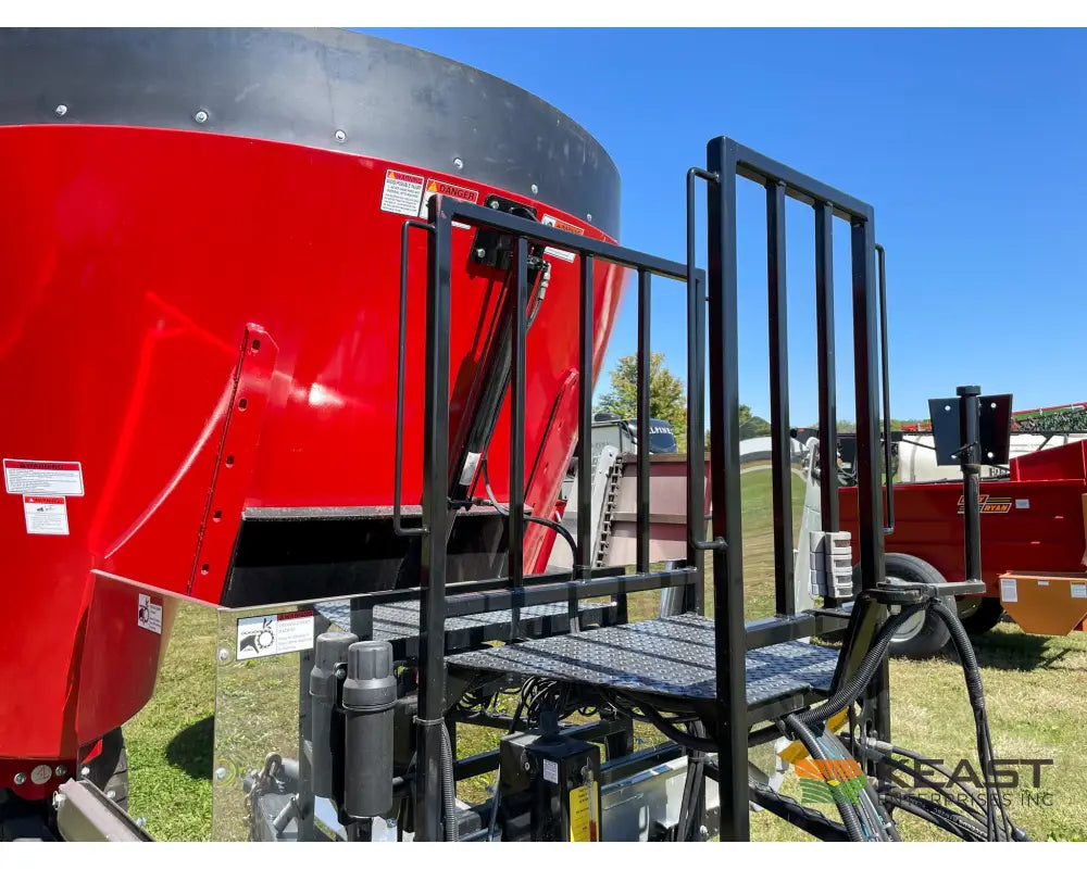Cloverdale 420T Feed Wagon - 498 Cu Ft Capacity WeighTronix Scale Feed Wagons