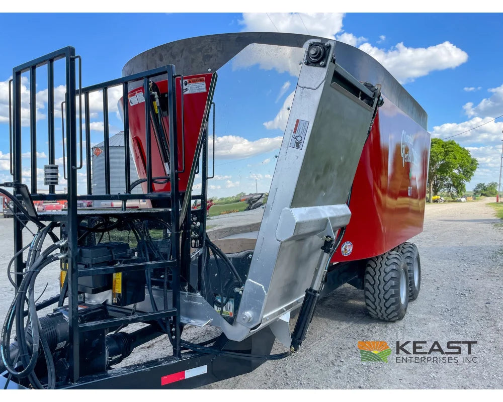 Cloverdale 650T Feed Wagon 830 Cu Ft Capacity WeighTronix Scale Feed Wagons