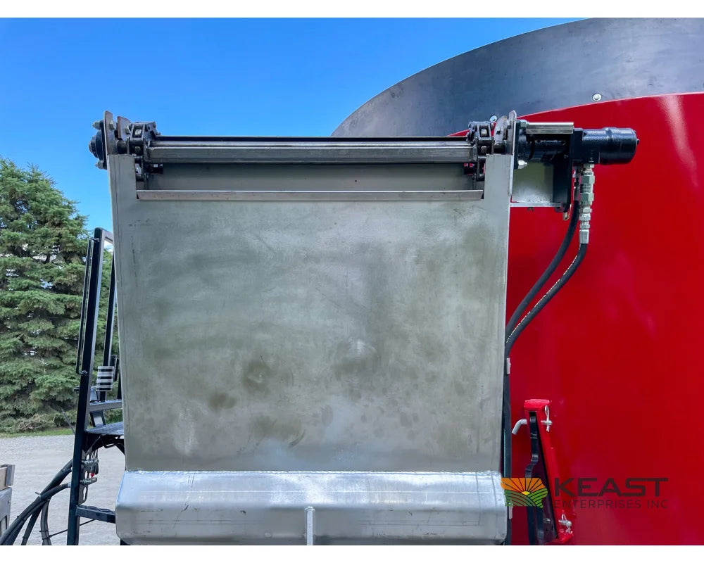 Cloverdale 650T Feed Wagon 830 Cu Ft Capacity WeighTronix Scale Feed Wagons