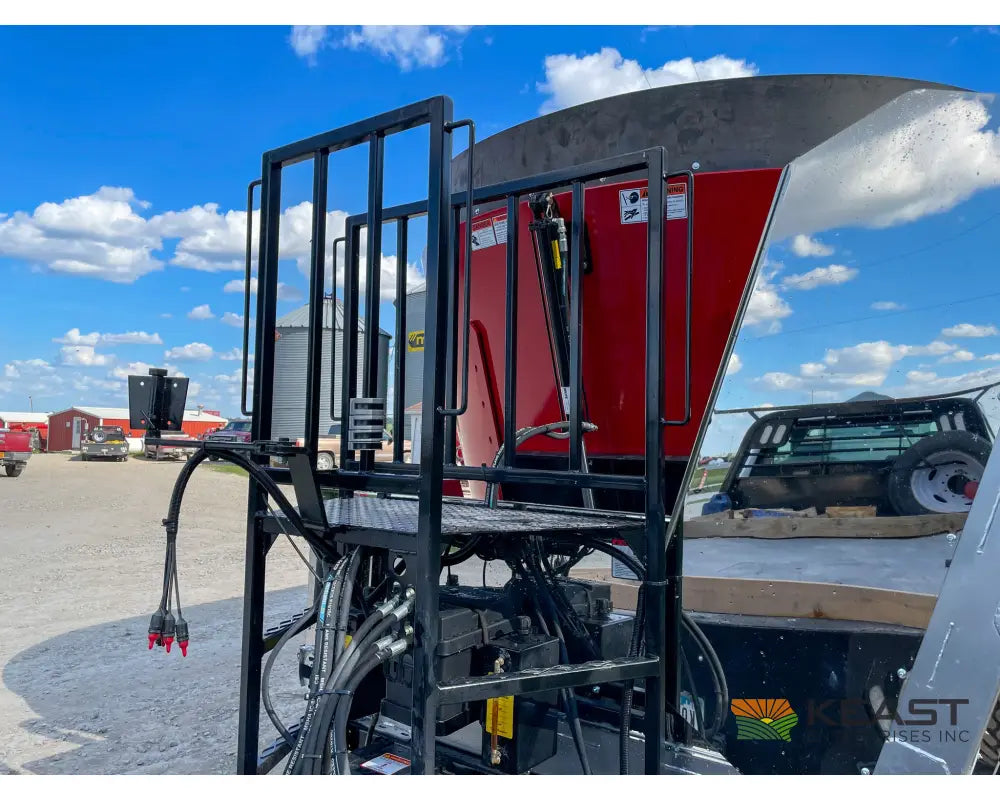 Cloverdale 650T Feed Wagon 830 Cu Ft Capacity WeighTronix Scale Feed Wagons
