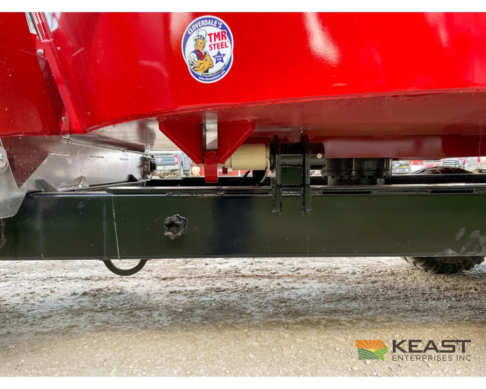 Cloverdale 650T Feed Wagon 830 Cu Ft Capacity WeighTronix Scale Feed Wagons