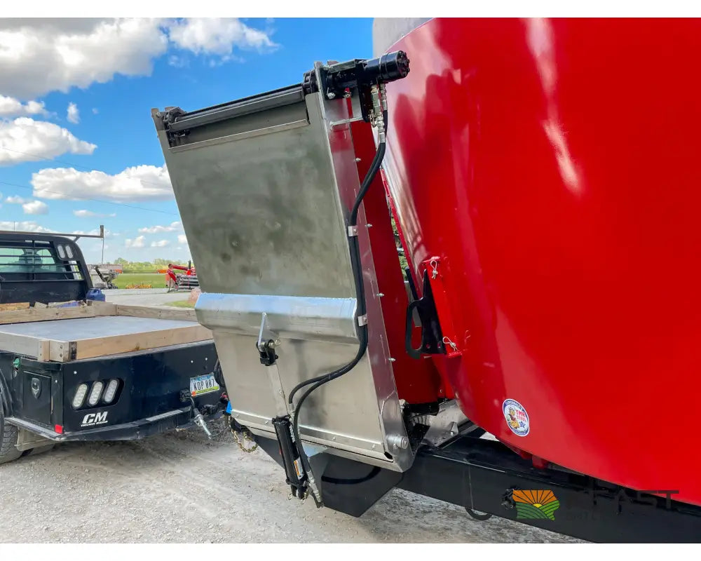 Cloverdale 650T Feed Wagon 830 Cu Ft Capacity WeighTronix Scale Feed Wagons