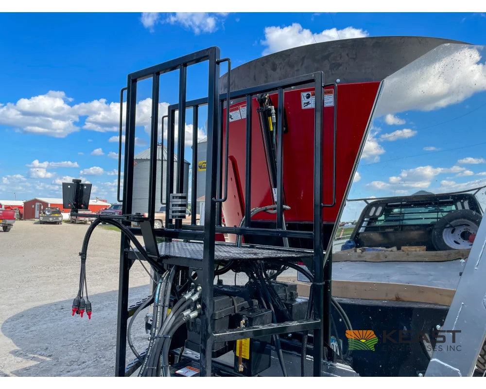 Cloverdale 650T Feed Wagon 830 Cu Ft Capacity WeighTronix Scale Feed Wagons