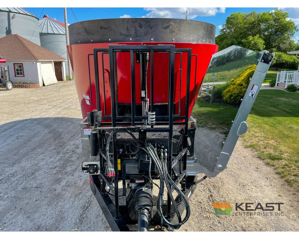Cloverdale 650T Feed Wagon 830 Cu Ft Capacity WeighTronix Scale Feed Wagons