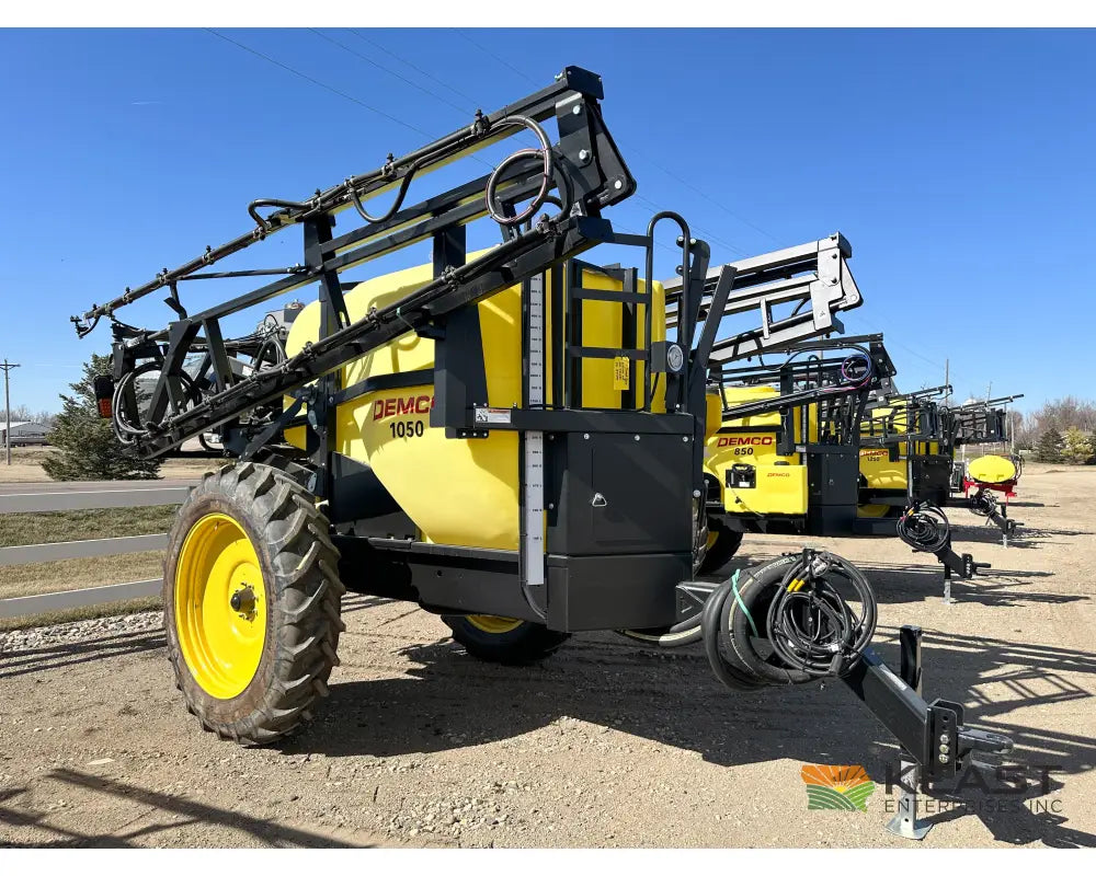 Demco 1050 Gallon Pull-Behind Field Sprayer 60’ Boom Ace Pump TeeJet 845 w/ GPS Speed Sprayers