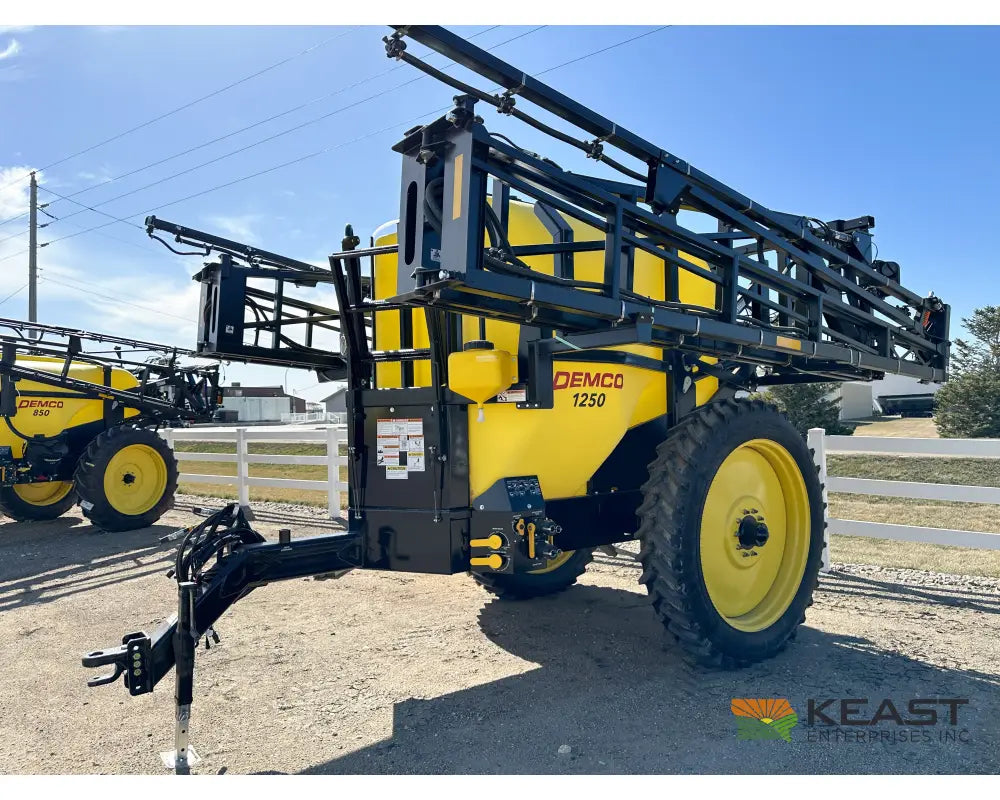 Demco 1250 Gallon Pull-Behind Field Sprayer 90’ Boom Ace Pump TeeJet Regulator Raven 450 Sprayers