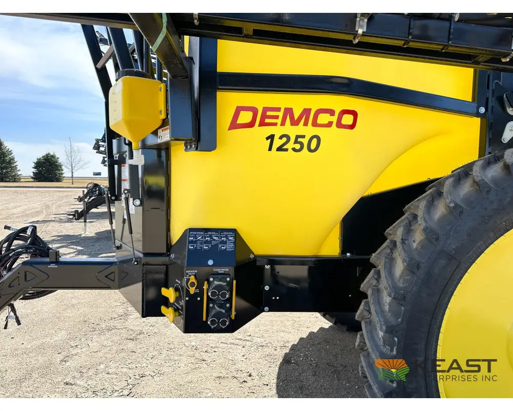 Demco 1250 Gallon Pull-Behind Field Sprayer 90’ Boom Ace Pump TeeJet Regulator Raven 450 Sprayers